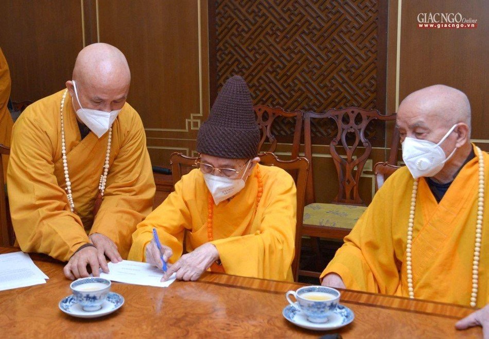 Chư tôn trưởng lão, chư Hòa thượng hai Hội đồng thuộc Trung ương GHPGVN ký biên bản của phiên họp đặc biệt này - Ảnh: Bảo Toàn/BGN