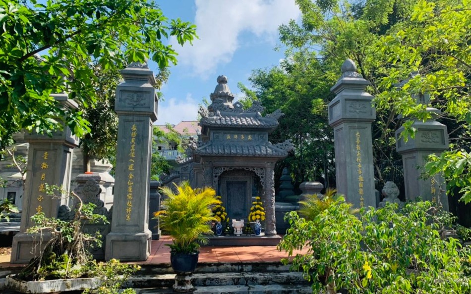Hương Nghiêm tháp, nơi lưu giữ nhục thân cố Trưởng lão Hoà thượng trong khuôn viên tổ đình Kim Tiên hiện nay Hương Nghiêm tháp, nơi lưu giữ nhục thân cố Trưởng lão Hoà thượng trong khuôn viên tổ đình Kim Tiên hiện nay