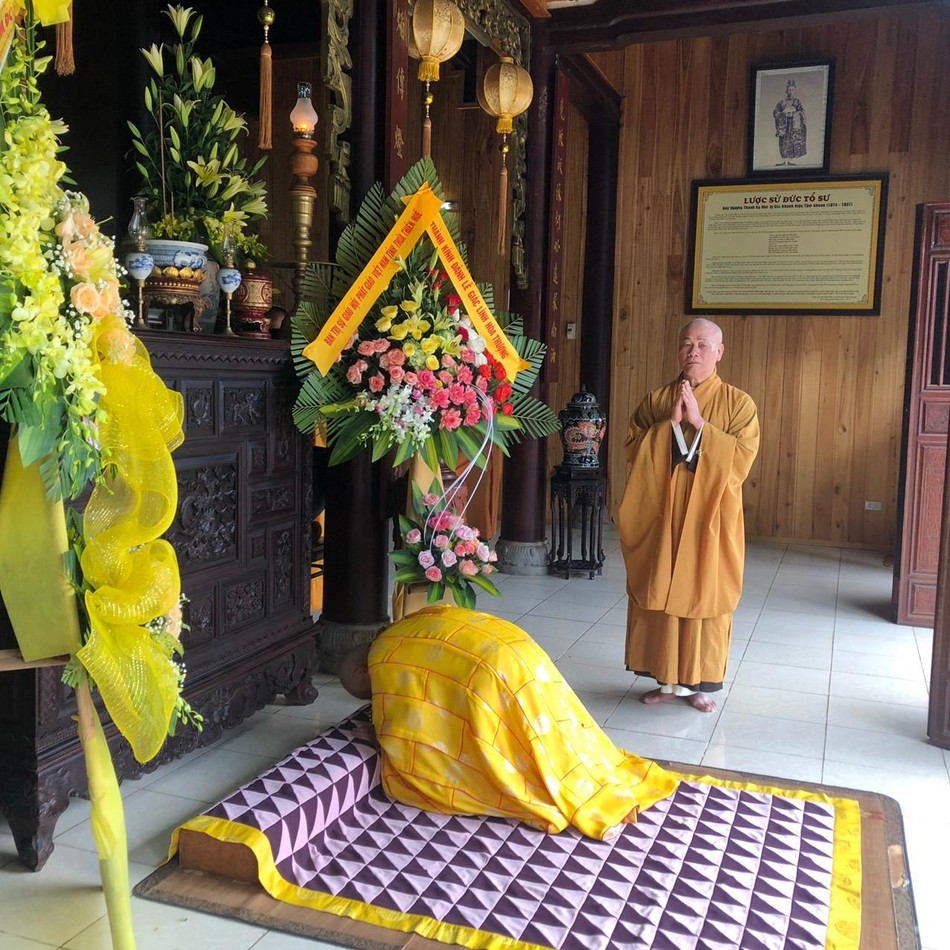 Hoà thượng Thích Đức Thanh đảnh lễ tưởng niệm Hoà thượng Thích Đức Thanh đảnh lễ tưởng niệm