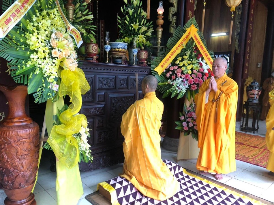 Hoà thượng Thích Lưu Hoà niêm hương tưởng niệm tại Tổ đường Kim Tiên Hoà thượng Thích Lưu Hoà niêm hương tưởng niệm tại Tổ đường Kim Tiên