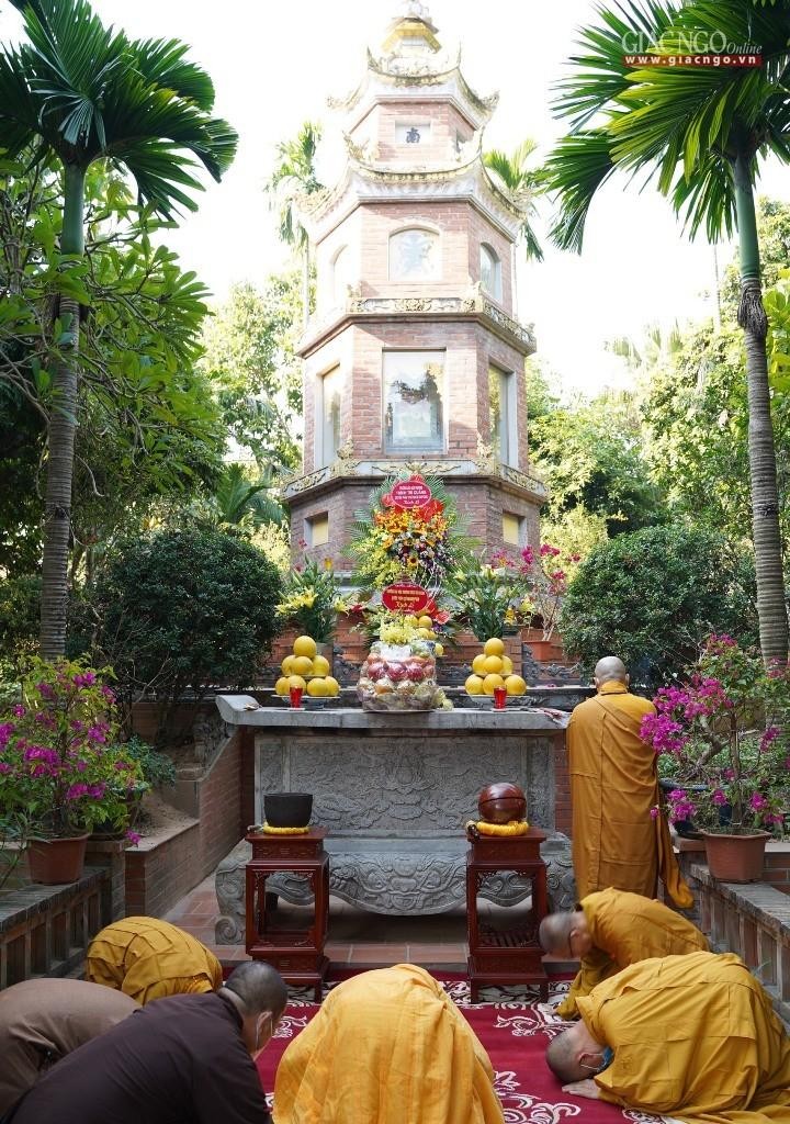 Đảnh lễ trước bảo tháp Đức Đệ nhị Pháp chủ - Đại lão Hòa thượng Thích Tâm Tịch Đảnh lễ trước bảo tháp Đức Đệ nhị Pháp chủ - Đại lão Hòa thượng Thích Tâm Tịch