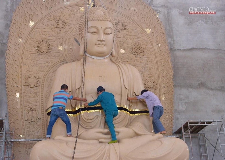 3 phần được an trí toàn thân, tôn tạo bằng chất liệu đồng, trọng tượng 6 tấn, cao 9 mét 3 phần được an trí toàn thân, tôn tạo bằng chất liệu đồng, trọng tượng 6 tấn, cao 9 mét