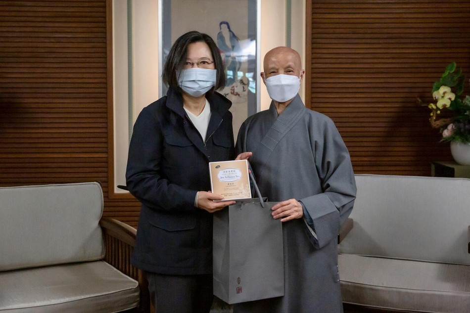 Bà Thái Anh Văn với Ni trưởng Chứng Nghiêm tại chùa Tĩnh Tư ở Hoa Liên Bà Thái Anh Văn với Ni trưởng Chứng Nghiêm tại chùa Tĩnh Tư ở Hoa Liên