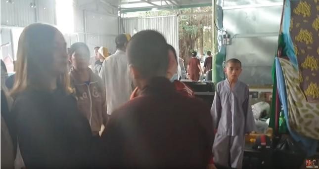 Nơi đây có nhiều cháu nhỏ được cho cạo đầu, mặc áo người nâu, áo lam (Ảnh chụp từ clip vụ xô xát) Nơi đây có nhiều cháu nhỏ được cho cạo đầu, mặc áo người nâu, áo lam (Ảnh chụp từ clip vụ xô xát)