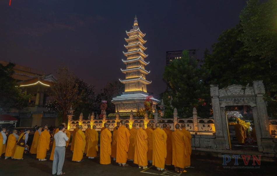 Chư Tăng Ni tưởng niệm, nhiễu tháp cố Hòa thượng trong khuôn viên chùa Vĩnh Nghiêm tối 6-1 - Ảnh: Anh Quốc Chư Tăng Ni tưởng niệm, nhiễu tháp cố Hòa thượng trong khuôn viên chùa Vĩnh Nghiêm tối 6-1 - Ảnh: Anh Quốc