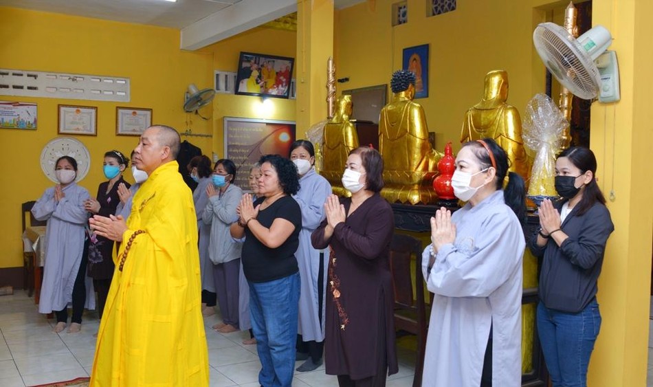 Buổi lễ tổ chức nội bộ với sự tham dự của các Phật tử thân cận và đại diện gia tộc Hòa thượng Thích Tài Quang Buổi lễ tổ chức nội bộ với sự tham dự của các Phật tử thân cận và đại diện gia tộc Hòa thượng Thích Tài Quang