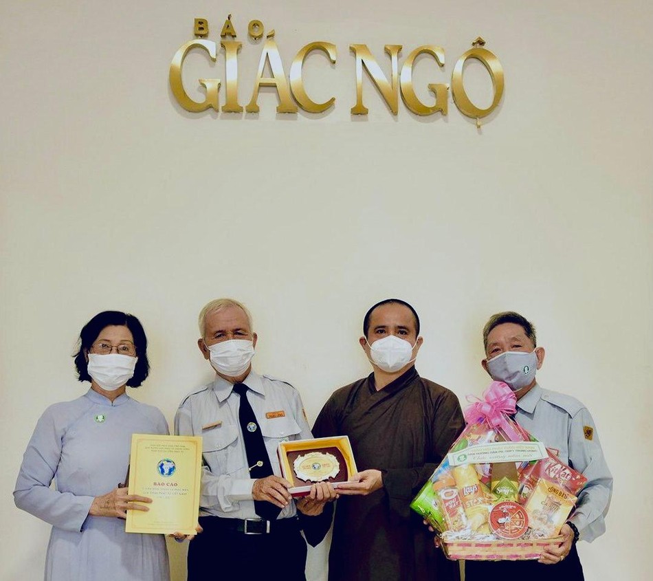 Các huynh trưởng trao kỷ niệm chương 70 năm thành lập Gia đình Phật tử Việt Nam đến Thượng tọa Thích Tâm Hải Các huynh trưởng trao kỷ niệm chương 70 năm thành lập Gia đình Phật tử Việt Nam đến Thượng tọa Thích Tâm Hải