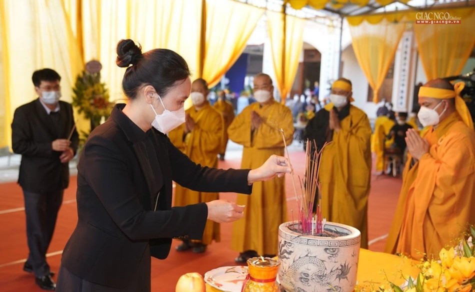 Bà Trần Thị Minh Nga, Phó Trưởng ban Tôn giáo Chính phủ dâng hương tưởng niệm