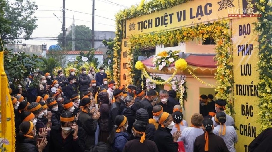 Bảo tháp an trí trong khuôn viên chùa Hòa Lạc (huyện Kim Sơn, tỉnh Ninh Bình)