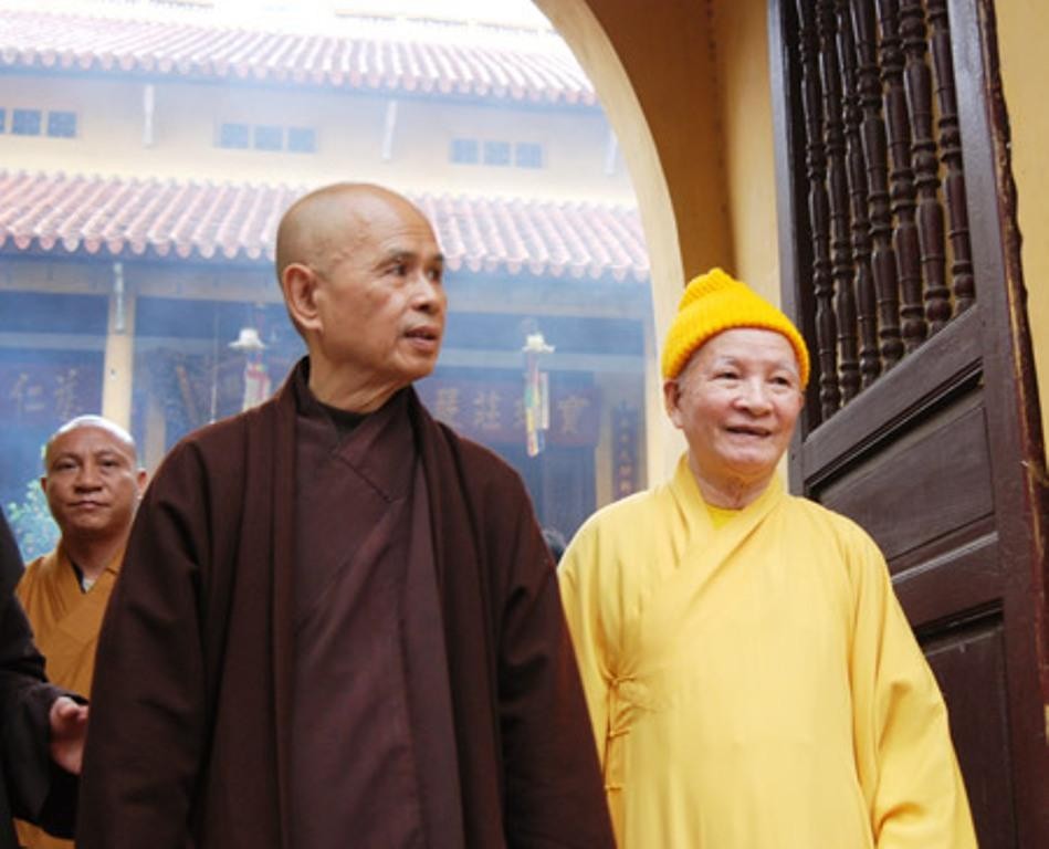 Thiền sư Thích Nhất Hạnh đến thăm chùa Quán Sứ, trụ sở Trung ương GHPGVN trong lần về thăm quê nhà năm 2007 - Ảnh tư liệu Thiền sư Thích Nhất Hạnh đến thăm chùa Quán Sứ, trụ sở Trung ương GHPGVN trong lần về thăm quê nhà năm 2007 - Ảnh tư liệu