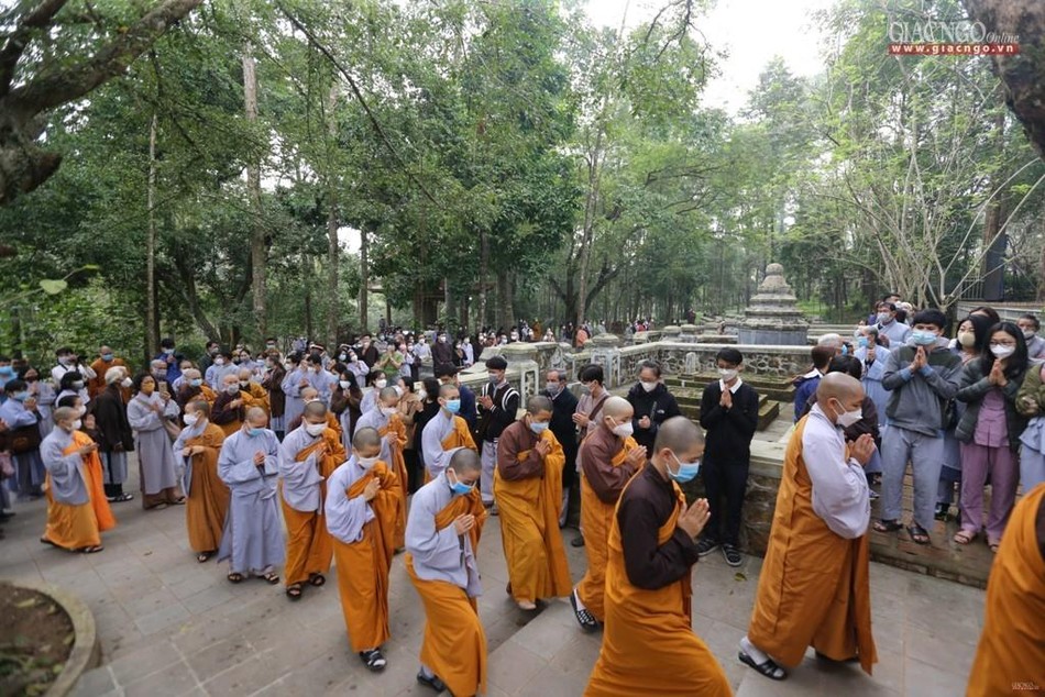 Rất đông Tăng Ni, Phật tử đã trở về chùa Từ Hiếu từ lúc nghe tin Thiền sư Thích Nhất Hạnh viên tịch
