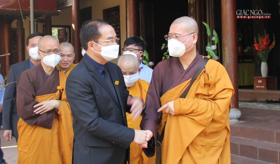 Với Thầy Chân Pháp Ấn, người đại diện pháp tử Thiền sư Thích Nhất Hạnh cùng ký các thông báo về tang lễ của ngài từ nước ngoài về Việt Nam sau khi Thiền sư viên tịch Với Thầy Chân Pháp Ấn, người đại diện pháp tử Thiền sư Thích Nhất Hạnh cùng ký các thông báo về tang lễ của ngài từ nước ngoài về Việt Nam sau khi Thiền sư viên tịch