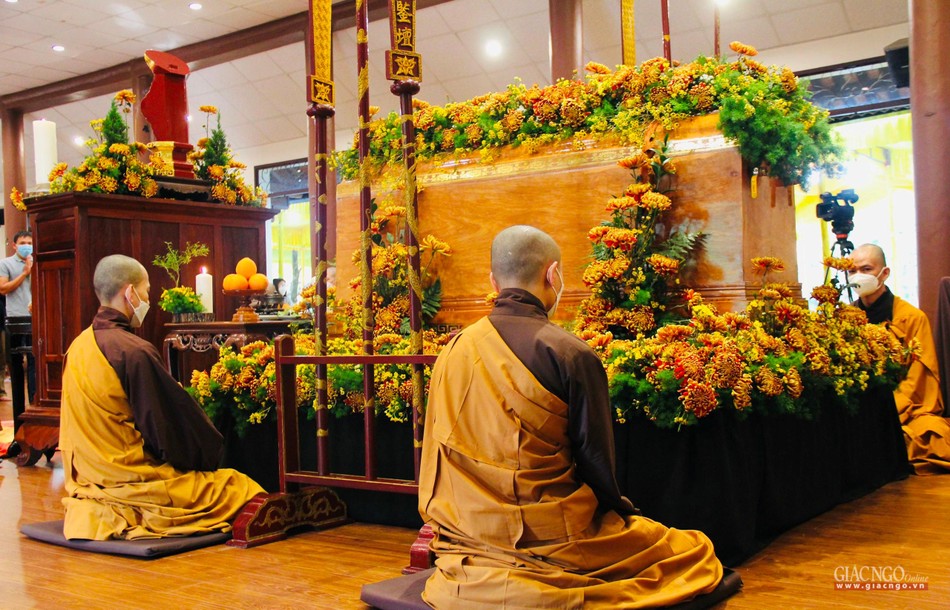 Pháp tử của Thiền sư luân phiên thiền tọa bên kim quan Pháp tử của Thiền sư luân phiên thiền tọa bên kim quan