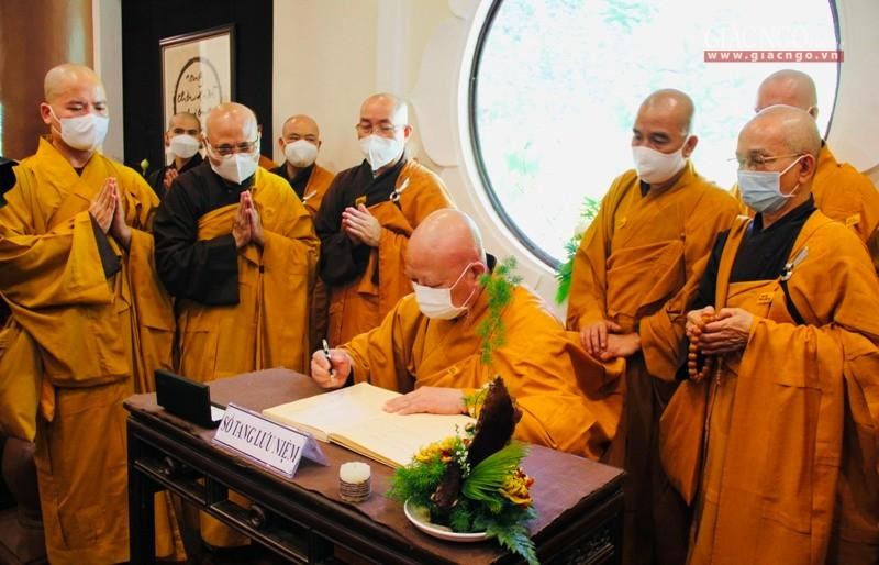 Hòa thượng Thích Lệ Trang đại diện ghi sổ tang lưu niệm