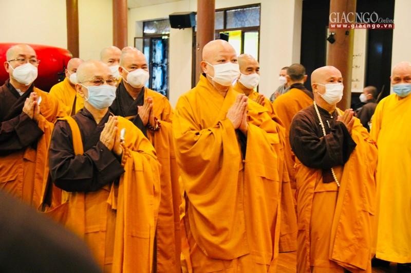 Chư Tăng đối trước Giác linh đài Trưởng lão Thiền sư Thích Nhất Hạnh