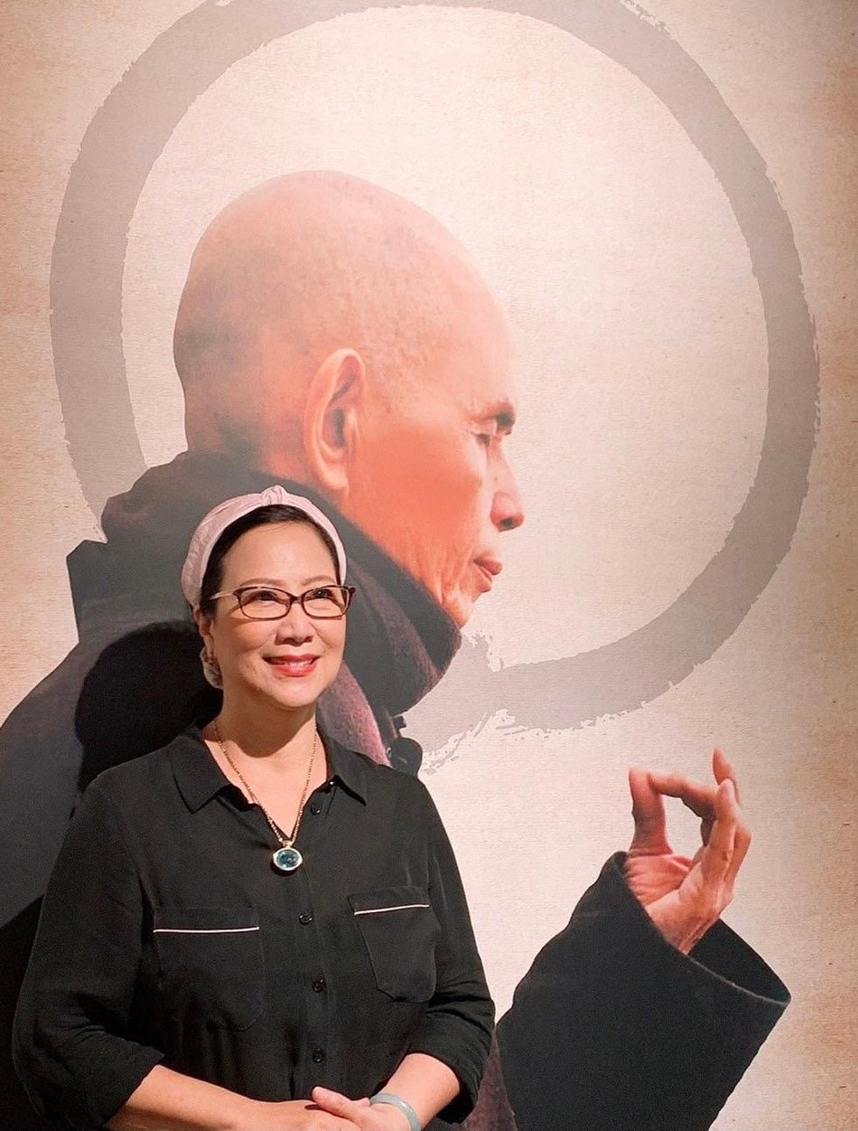 Tác giả, chuyên gia ẩm thực Hồ Thị Hoàng Anh tại triển lãm thư pháp của Thiền sư Thích Nhất Hạnh Tác giả, chuyên gia ẩm thực Hồ Thị Hoàng Anh tại triển lãm thư pháp của Thiền sư Thích Nhất Hạnh