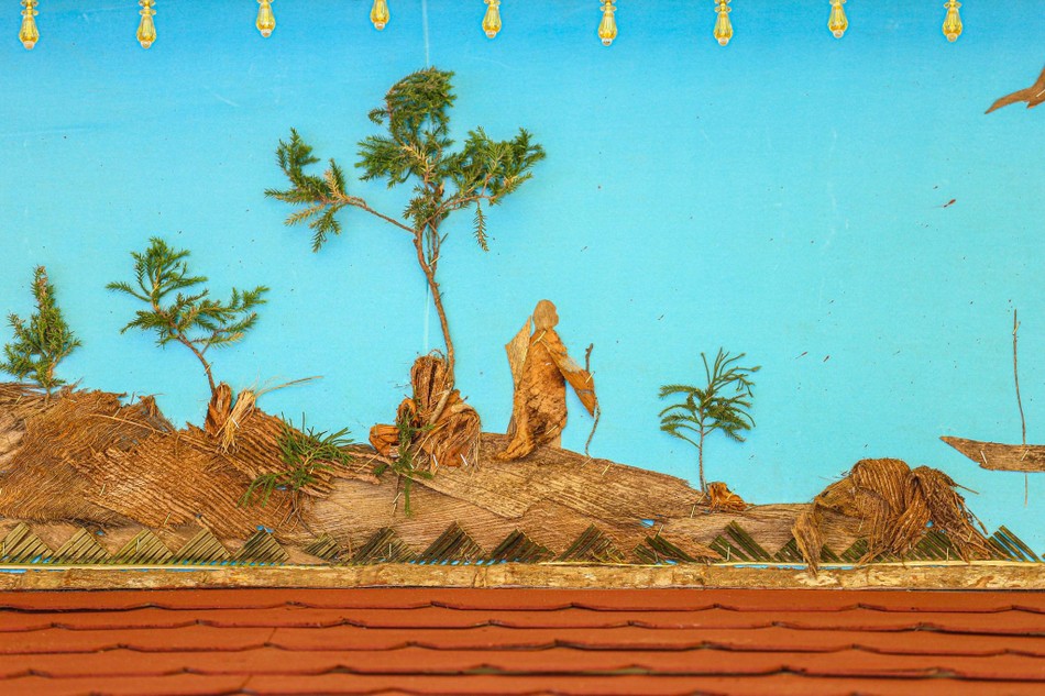 Toàn bộ trang trí trên đình phủ lò hỏa táng được các nghệ nhân Phật tử cố đô Huế trang trí bằng chất liệu cây cỏ tự nhiên rất tinh tế - Ảnh: Lê Hoài Nhân Toàn bộ trang trí trên đình phủ lò hỏa táng được các nghệ nhân Phật tử cố đô Huế trang trí bằng chất liệu cây cỏ tự nhiên rất tinh tế - Ảnh: Lê Hoài Nhân