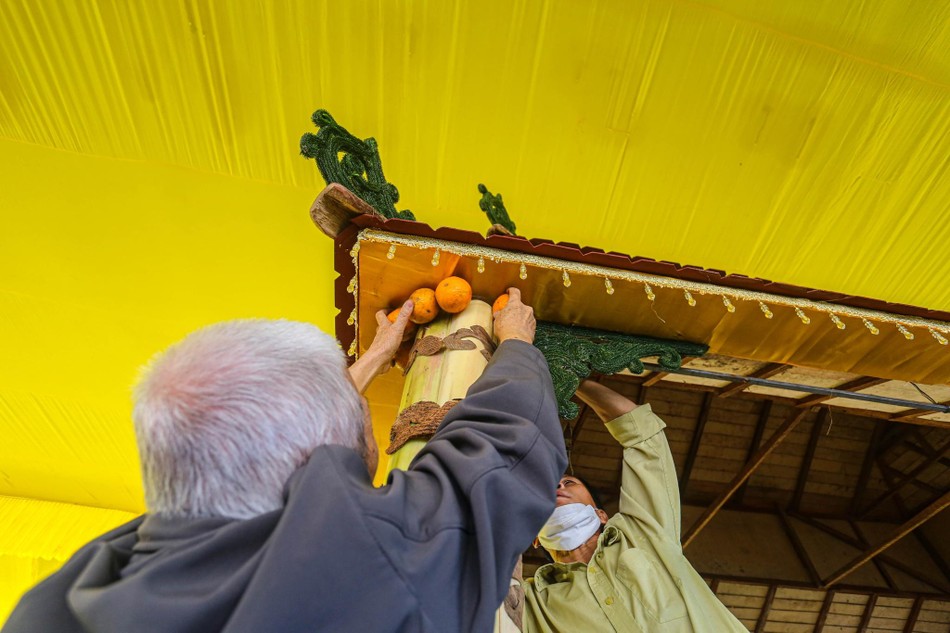 Các nghệ nhân Phật tử đang trang trí Đài địa dư bao che lò hỏa thiêu - Ảnh: Lê Hoài Nhân Các nghệ nhân Phật tử đang trang trí Đài địa dư bao che lò hỏa thiêu - Ảnh: Lê Hoài Nhân