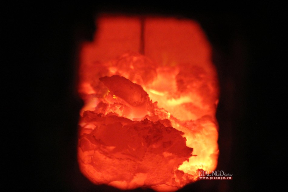 Nhiệt độ bên trong đài hỏa táng lúc lửa ngọn lên tới gần 1.000 độ C