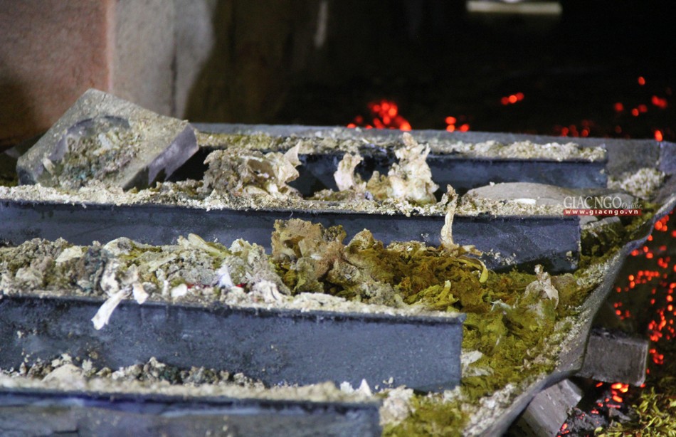 Phần xương còn lại sau 16 giờ lửa cháy liên tục và 2 giờ lửa than