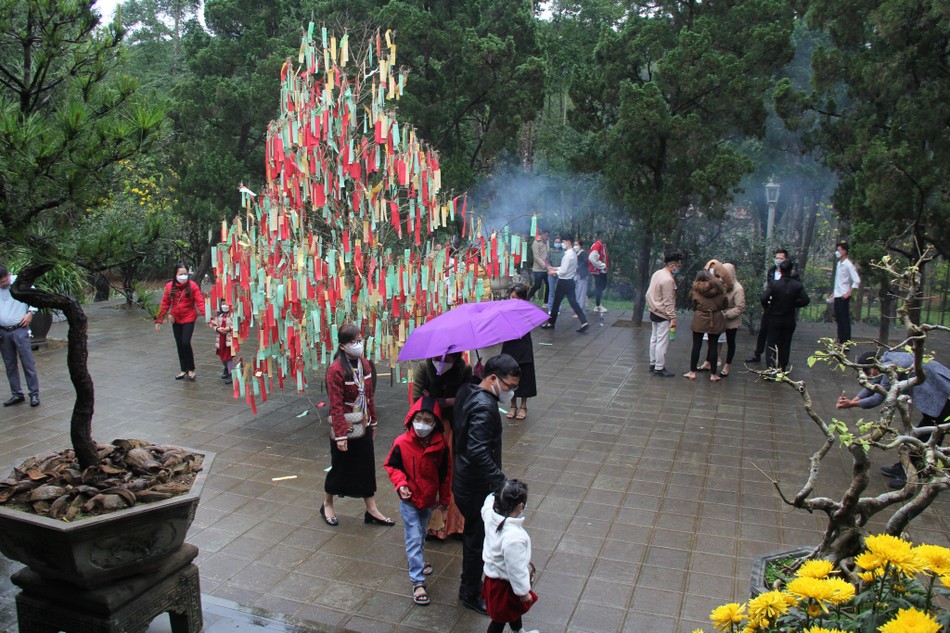 Hương trầm quyện tỏa trong tiết xuân