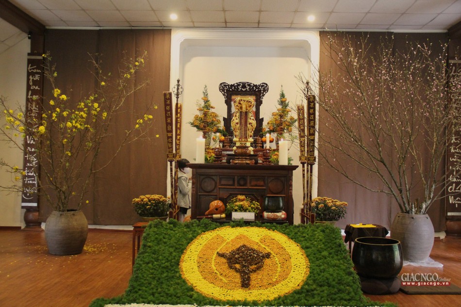 Hương án Thiền sư Thích Nhất Hạnh tại thiền đường Trăng Rằm - tổ đình Từ Hiếu sáng mùng 3 Tết Nhâm Dần