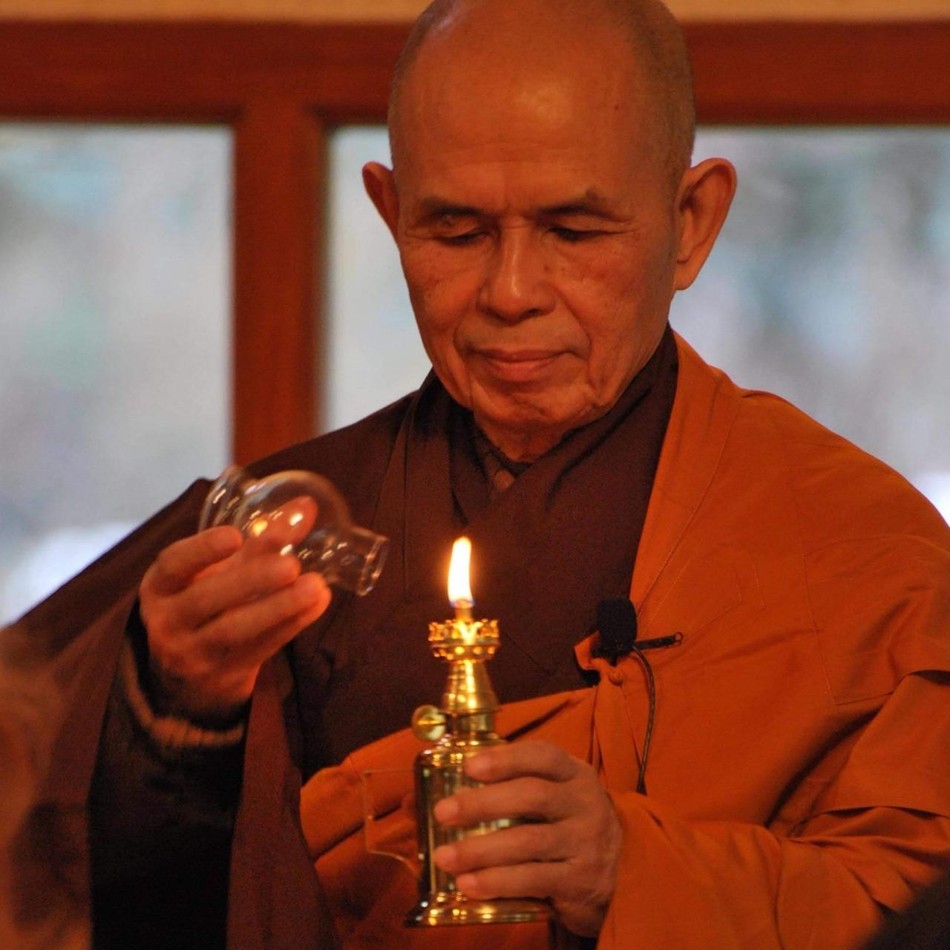 Thầy luôn lưu ý việc thắp sáng ngọn đèn Chánh niệm nơi mỗi suy nghĩ, lời nói và hành vi trong đời sống thường nhật Thầy luôn lưu ý việc thắp sáng ngọn đèn Chánh niệm nơi mỗi suy nghĩ, lời nói và hành vi trong đời sống thường nhật