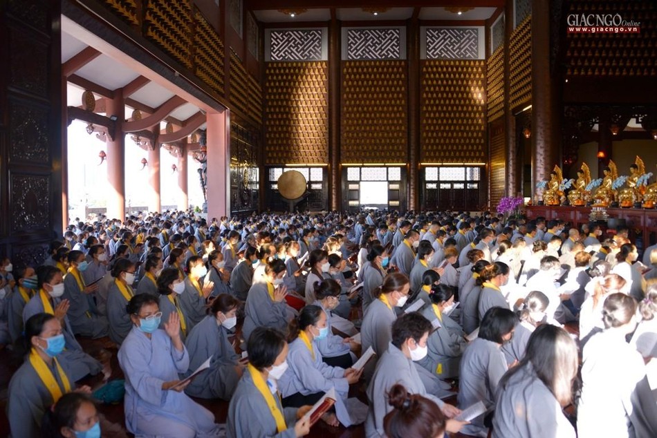 Đông đảo Phật tử tham dự thời tụng kinh, sám hồi đầu năm tại chùa Huê Nghiêm Đông đảo Phật tử tham dự thời tụng kinh, sám hồi đầu năm tại chùa Huê Nghiêm