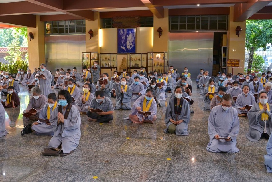 Chùa mở cửa trở lại, nhiều Phật tử đã đến tham dự các thời khóa hàng ngày Chùa mở cửa trở lại, nhiều Phật tử đã đến tham dự các thời khóa hàng ngày