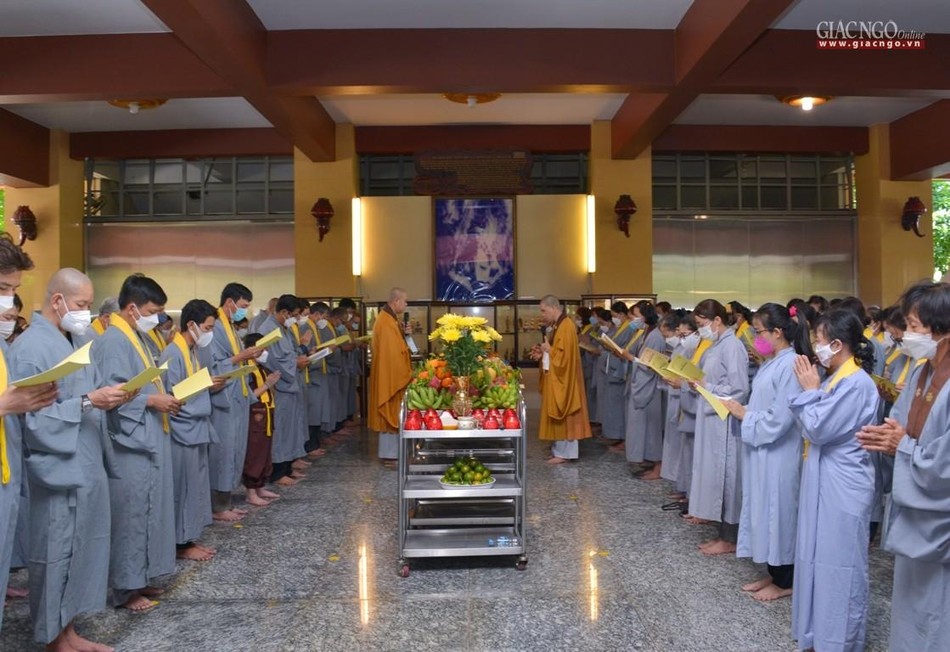 Chư Tăng cử hành lễ thí thực âm linh cô hồn theo nghi lễ truyền thống Chư Tăng cử hành lễ thí thực âm linh cô hồn theo nghi lễ truyền thống