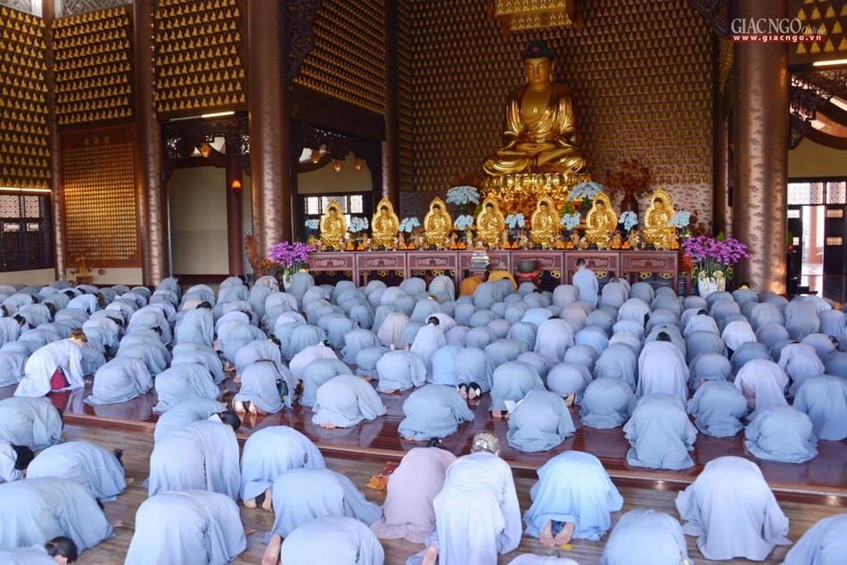 Phật tử tham dự các lễ nghi đều mặc áo tràng lam Phật tử tham dự các lễ nghi đều mặc áo tràng lam