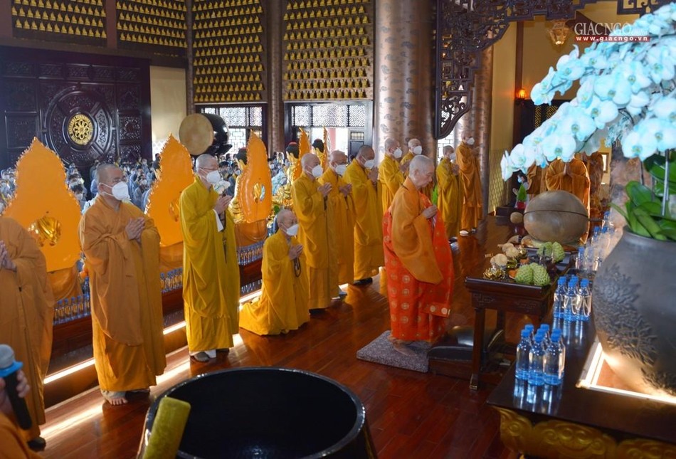 Buổi lễ tại chánh điện chùa Huê Nghiêm