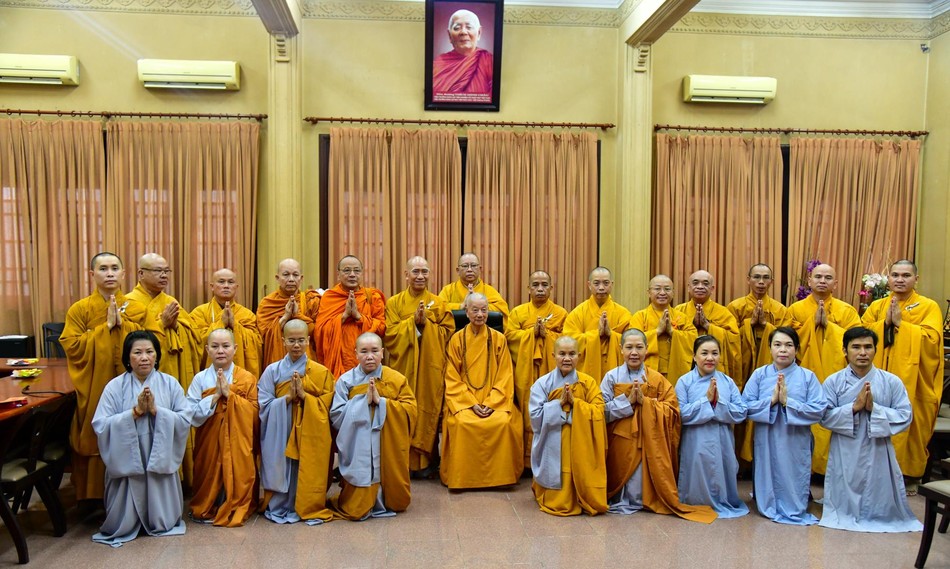 Chụp hình lưu niệm tại Tòa Viện trưởng của cơ sở I Chụp hình lưu niệm tại Tòa Viện trưởng của cơ sở I