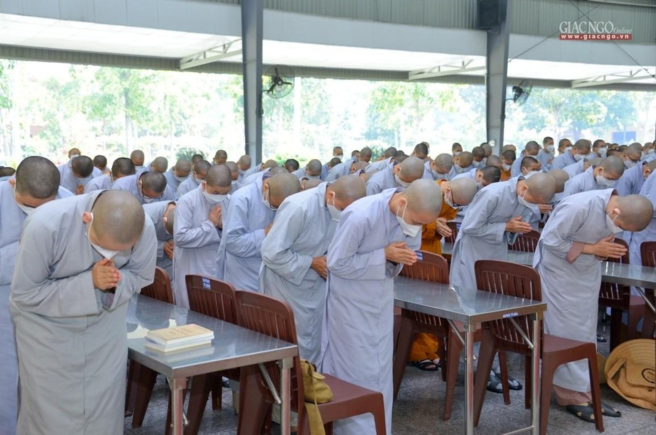 Chư Ni sinh viên cung đón Trưởng lão Hòa thượng Chư Ni sinh viên cung đón Trưởng lão Hòa thượng