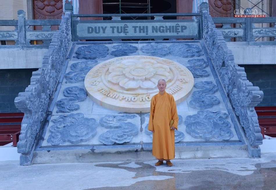 Trưởng lão Hòa thượng trước công trình chánh điện đang xây dựng Trưởng lão Hòa thượng trước công trình chánh điện đang xây dựng