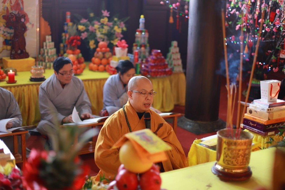 Chư Tăng chùa Trúc Lâm Kharkov hướng dẫn Phật tử trong lễ rằm tháng Giêng vừa rồi - Ảnh: CTLK Chư Tăng chùa Trúc Lâm Kharkov hướng dẫn Phật tử trong lễ rằm tháng Giêng vừa rồi - Ảnh: CTLK