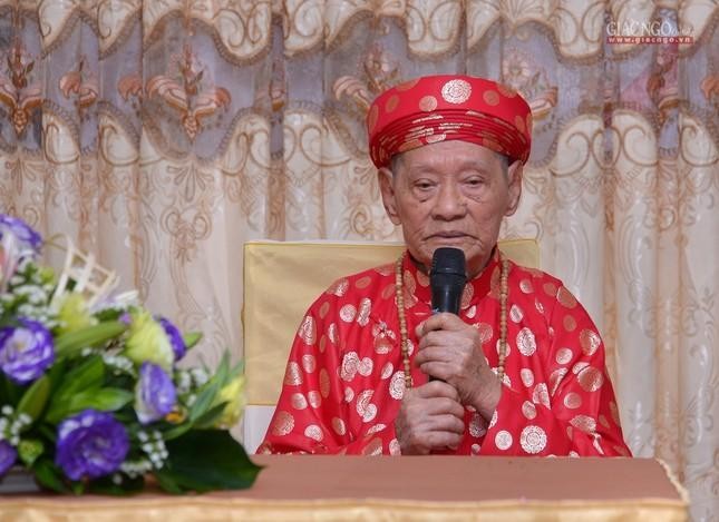 Cư sĩ xúc động phát biểu tri ân chư tôn đức và quan khách, thân hữu