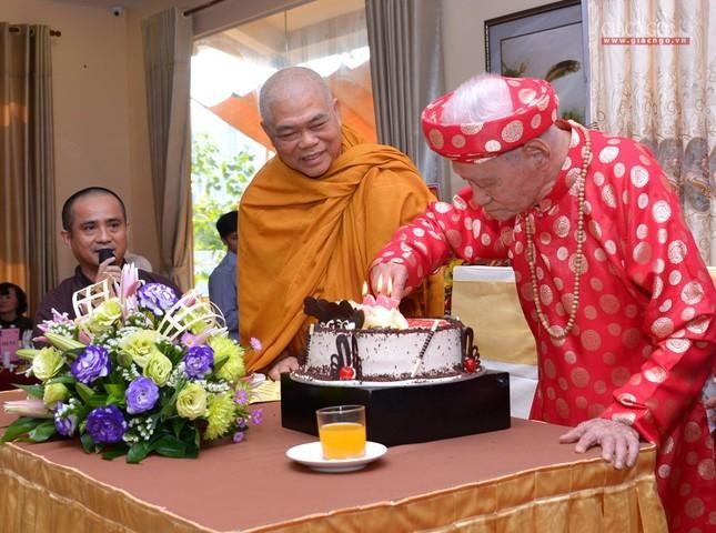 Cư sĩ cắt chiếc bánh nhân sinh nhật lần thứ 100