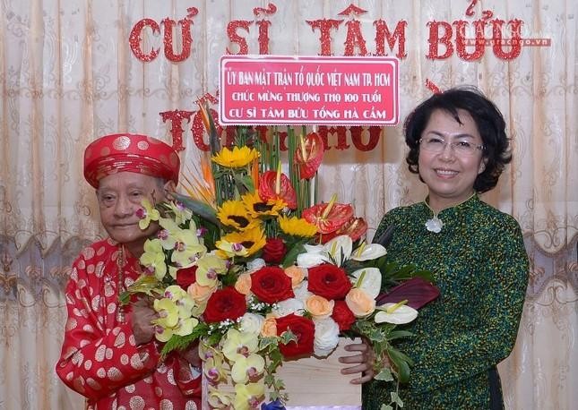 Bà Tô Thị Bích Châu, Chủ tịch Ủy ban MTTQVN TP.HCM chúc mừng