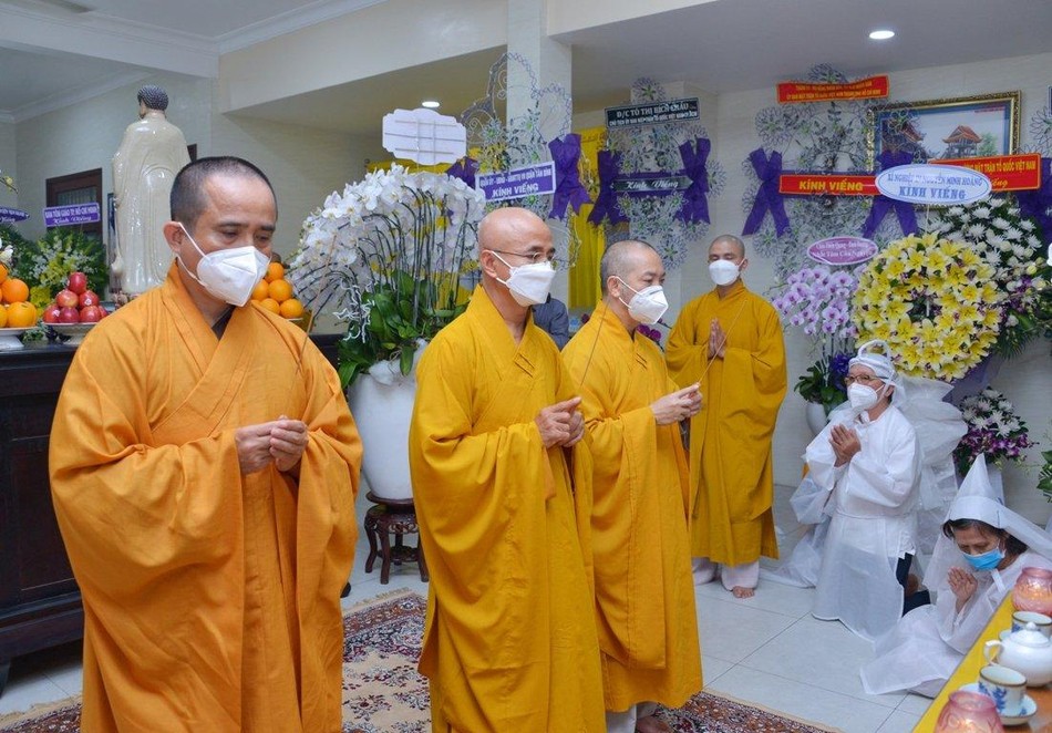 Quý Thượng tọa Thích Thiện Quý, Thích Quang Thạnh và Thích Tâm Hải đại vị Trưởng lão Hòa thượng thắp hương tưởng niệm, tán thán và phân ưu cùng gia quyến cư sĩ Tống Hồ Cầm