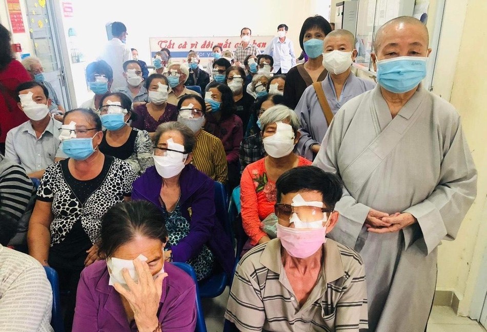 Sau khi phẫu thuật, các bệnh nhân ngồi chờ theo dõi - Ảnh: Cherry Sau khi phẫu thuật, các bệnh nhân ngồi chờ theo dõi - Ảnh: Cherry