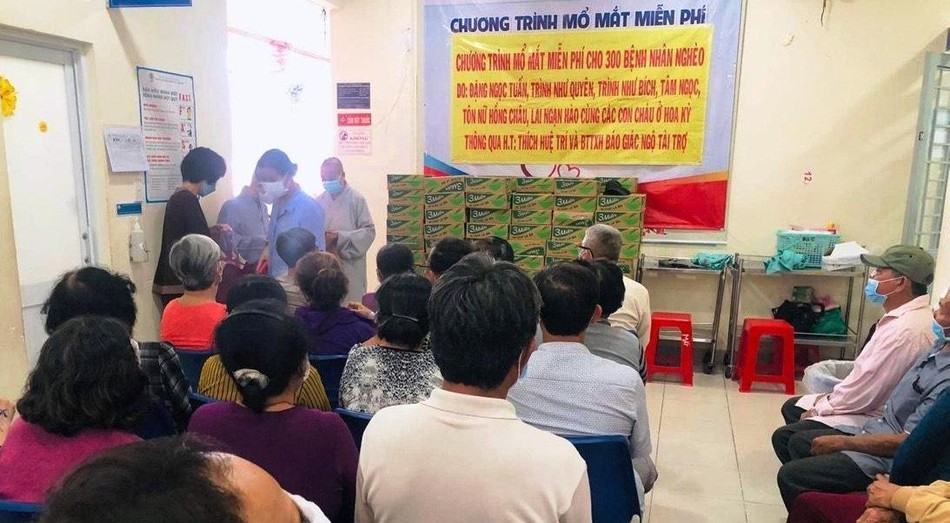 Các nhân viên y tế và thành viên Ban Từ thiện xã hội Báo Giác Ngộ tiến hành các thủ tục trước khi phẫu thuật mắt - Ảnh: Cherry Các nhân viên y tế và thành viên Ban Từ thiện xã hội Báo Giác Ngộ tiến hành các thủ tục trước khi phẫu thuật mắt - Ảnh: Cherry