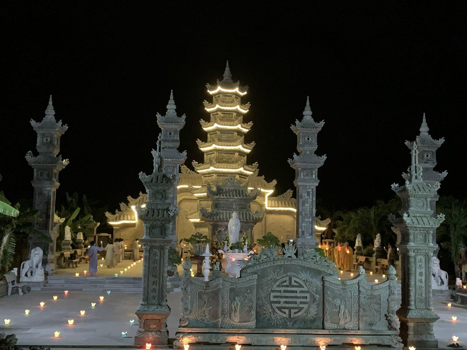 Sau thời tụng kinh Di Đà, bốn chúng đệ tử Hòa thượng nhiễu tháp tưởng nhớ ân sư