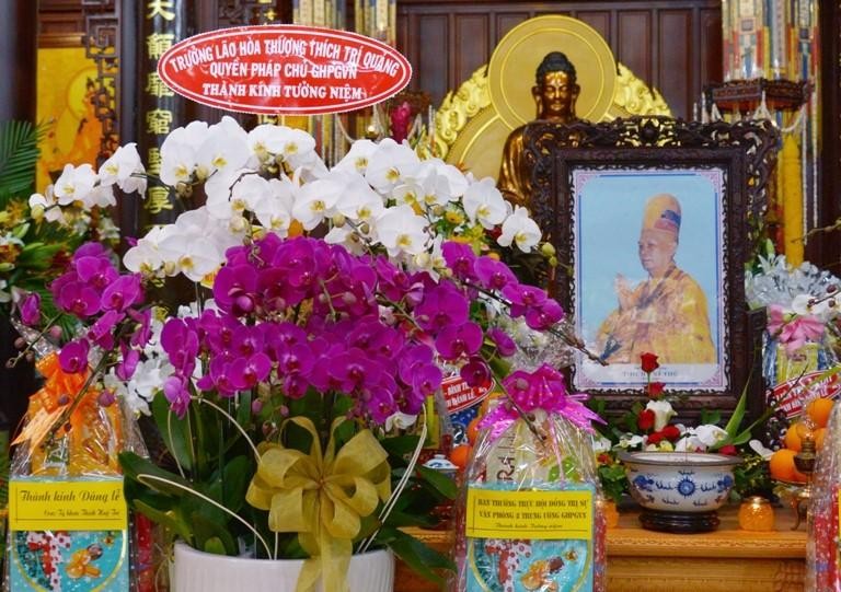 Lẵng hoa của Đức Quyền Pháp chủ GHPGVN tưởng niệm húy nhật cố Trưởng lão Hòa thượng Thích Trí Thủ Lẵng hoa của Đức Quyền Pháp chủ GHPGVN tưởng niệm húy nhật cố Trưởng lão Hòa thượng Thích Trí Thủ