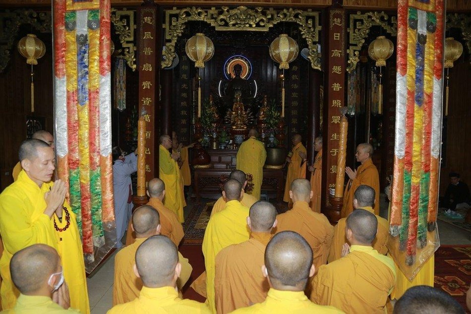 Chư tôn đức cử hành lễ húy nhật theo truyền thống thiền môn Chư tôn đức cử hành lễ húy nhật theo truyền thống thiền môn