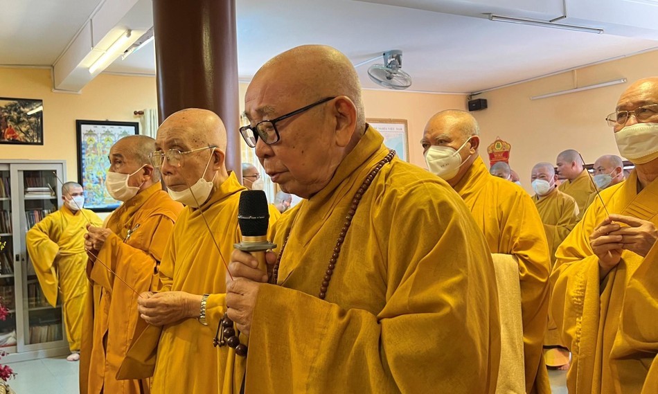 Chư vị giáo phẩm niêm hương tưởng niệm - Ảnh: Hoằng Tâm Chư vị giáo phẩm niêm hương tưởng niệm - Ảnh: Hoằng Tâm