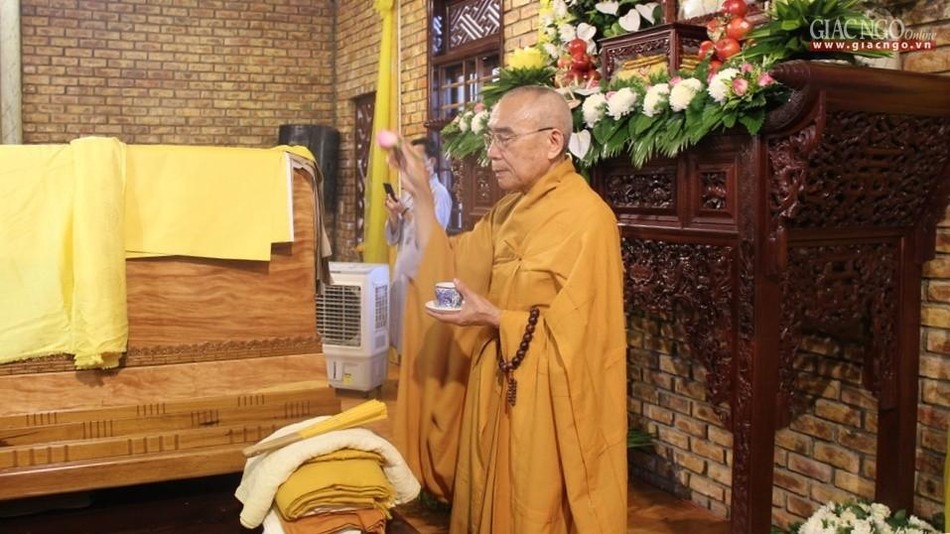 Hòa thượng Thích Quang Nhuận cử hành lễ sái tịnh, trị quan theo nghi thức truyền thống Hòa thượng Thích Quang Nhuận cử hành lễ sái tịnh, trị quan theo nghi thức truyền thống