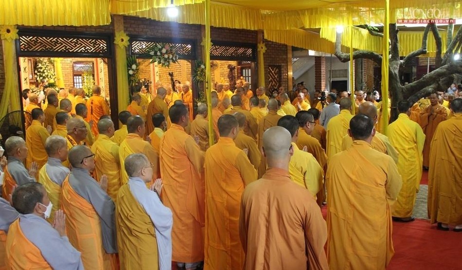 Quang cảnh tại lễ đường - Nơi tôn trí kim quan Trưởng lão Hòa thượng tân viên tịch Quang cảnh tại lễ đường - Nơi tôn trí kim quan Trưởng lão Hòa thượng tân viên tịch