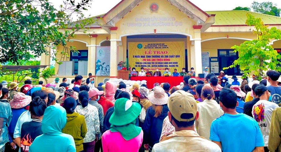 Đoàn từ thiện do Thượng tọa Thích Giác Dũng hướng dẫn Đoàn từ thiện do Thượng tọa Thích Giác Dũng hướng dẫn