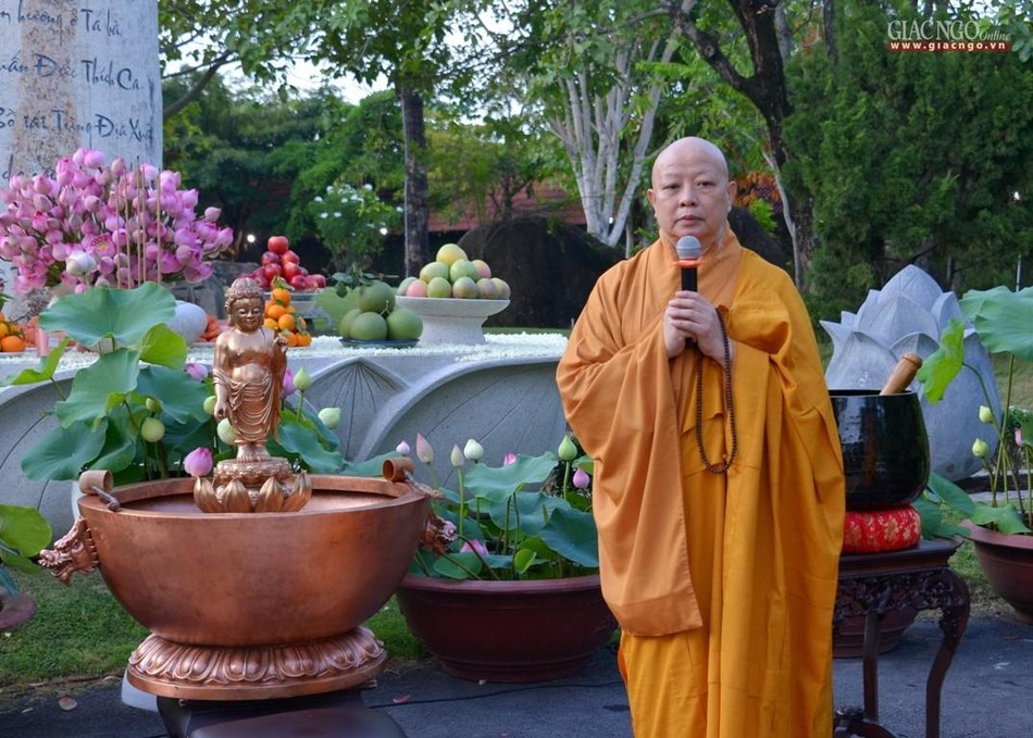 Hòa thượng Thích Lệ Trang có thời pháp thoại cho Phật tử tham dự